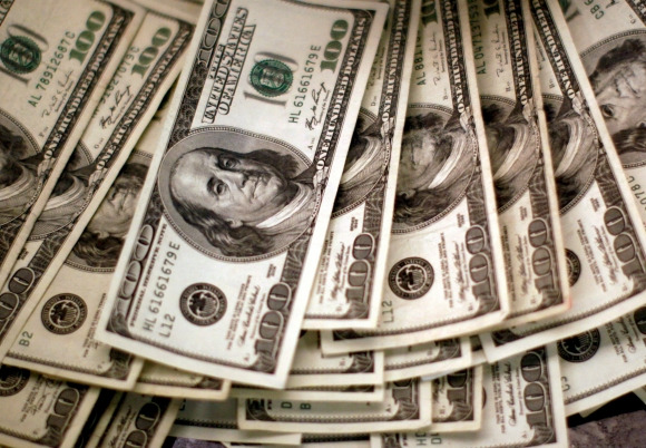 GLOBAL-FOREX/DOLLAR - FILE PHOTO: U.S. dollars are counted out by a banker counting currency at a bank in Westminster, Colorado November 3, 2009.  REUTERS/Rick Wilking/File Photo