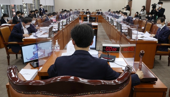 김민석 국회 보건복지위원회 위원장이 2022년 4월 26일 서울 여의도 국회에서 열린 보건복지위원회 전체회의에서 의사봉을 두드리고 있다. 뉴시스