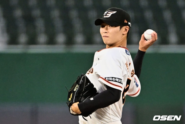 한화 정이황이 14일 부산 사직야구장에서 열린 2023 KBO 퓨처스 올스타전에서 투구하고 있다.