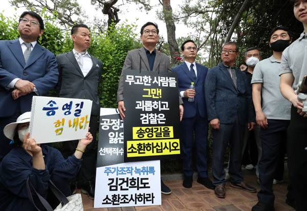 ‘전당대회 돈봉투’ 의혹을 받는 송영길 전 더불어민주당 대표가 6월 7일 서울 서초구 서울중앙지방검찰청에서 두 번째 자진 출석이 무산되자 1인 시위를 하고 있다. / 조태형 기자