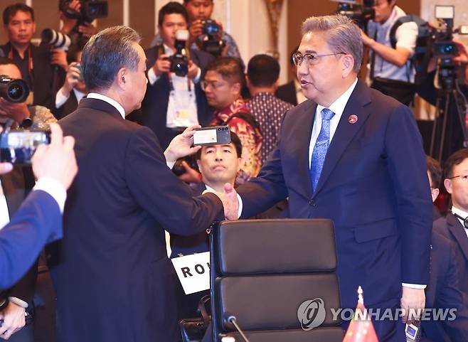 왕이 위원과 악수하는 박진 장관 (자카르타=연합뉴스) 서대연 기자 = 박진 외교부 장관과 왕이 중국 공산당 중앙정치국 위원이 13일(현지시간) 인도네시아 자카르타 샹그릴라 호텔에서 열린 아세안+3(한·중·일) 외교장관회의에 참석해 악수하고 있다. 2023.7.13 dwise@yna.co.kr