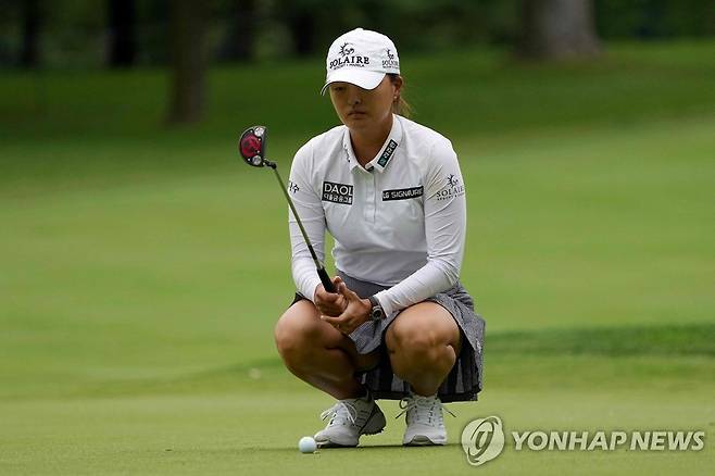 다나오픈 1라운드 5번 홀에서 그린 살피는 고진영 [게티이미지/AFP=연합뉴스]