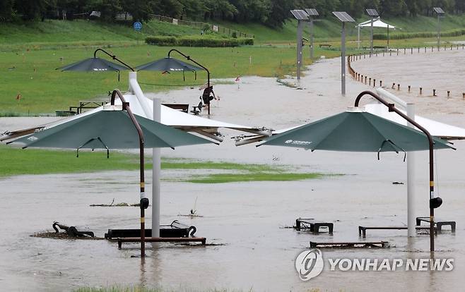 물에 잠긴 하천변 시설 (대전=연합뉴스) 김준범 기자 = 14일 오전 대전시 서구 월평동 만년교 인근 하천변 수위가 높아져 있다. 금강홍수통제소는 이날 오전 8시 50분을 기해 대전 갑천 만년교에 홍수주의보를 발령했다. 2023.7.14 psykims@yna.co.kr