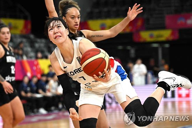 여자농구 아시아컵 첫 경기서 득점 시도하는 박지수 (시드니 AFP=연합뉴스) 한국 여자 농구대표팀 박지수(KB)가 26일(현지시간) 호주 시드니에서 열린 2023 국제농구연맹(FIBA) 여자 아시아컵 첫 경기에서 득점을 시도하고 있다. 이날 한국 대표팀은 아시아컵 조별리그 A조 1차전에서 뉴질랜드에 64-66, 2점 차로 석패했다. 2023.06.26 clynnkim@yna.co.kr