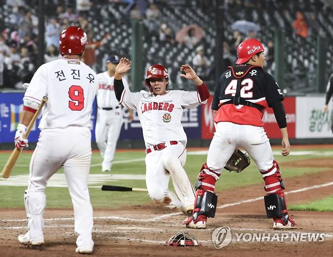 득점하는 김건이 (부산=연합뉴스) 강덕철 기자 = 14일 부산 사직야구장에서 열린 2023 프로야구 퓨처스 올스타전 북부리그와 남부리그의 경기. 7회 말 1사 2루에서 2루 주자  북부리그 김건이가 김범석의 안타 때 득점하고 있다. 2023.7.14 kangdcc@yna.co.kr