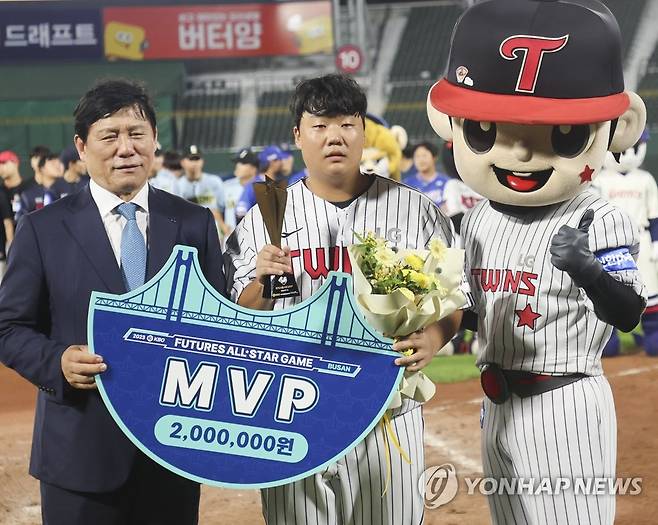 퓨처스 올스타 MVP 김범석 (부산=연합뉴스) 강덕철 기자 = 14일 오후 부산 사직야구장에서 열린 프로야구 퓨처스 올스타전 시상식에서 LG 김범석이 MVP를 수상하고 있다. 2023.7.14 kangdcc@yna.co.kr