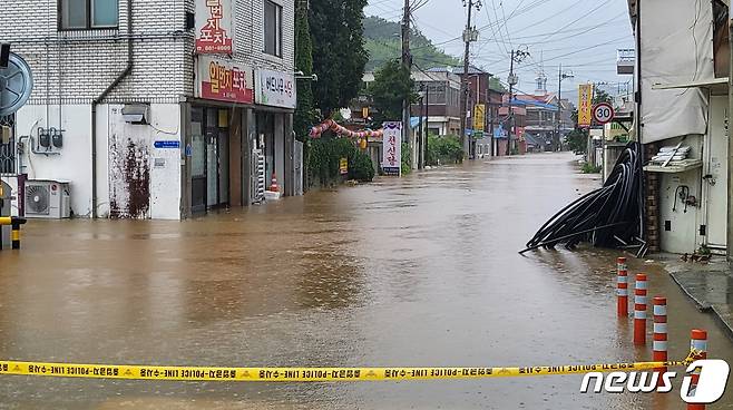 폭우가 내린 공주시 옥룡동이 침수돼 주민들이 긴급대피했다.