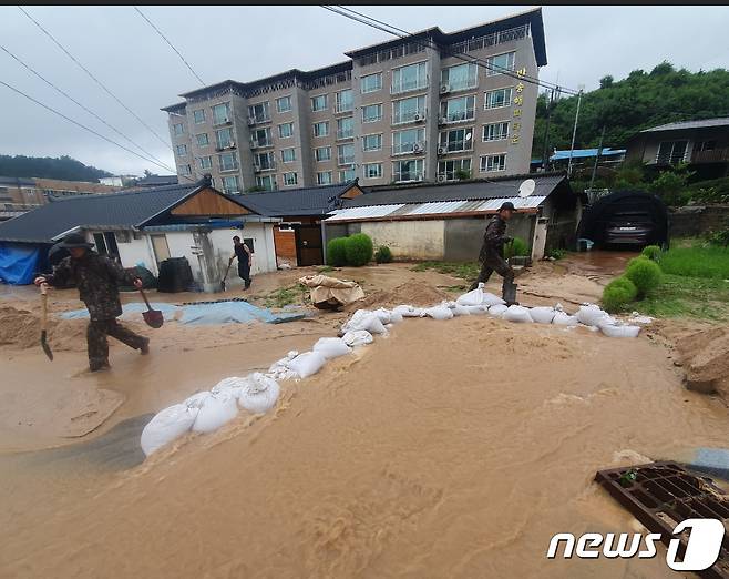 육군 제50보병사단 장병들이 15일 집중호우 피해지역인 경북 예천군과 문경시에 투입돼 토사 제거작전 및 실종자 수색작전을 지원하고 있다.(육군50사단제공)2023.7.15/뉴스1