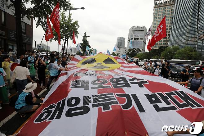 15일 서울 종로구 사직로 일대에서 열린 '윤석열 정권 퇴진 7.15 범국민대회'에서 참가자들이 후쿠시마 핵오염수 해양투기 반대, 윤석열 정권 퇴진 등을 촉구하는 퍼포먼스를 하고 있다. 2023.7.15/뉴스1