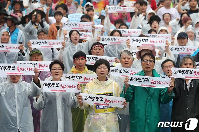 15일 서울 종로구 사직로 일대에서 열린 '윤석열 정권 퇴진 7.15 범국민대회'에 참석한 이정미 정의당 대표, 윤희숙 진보당 상임대표 등이 윤석열 정권 퇴진을 촉구하고 있다. 2023.7.15/뉴스1