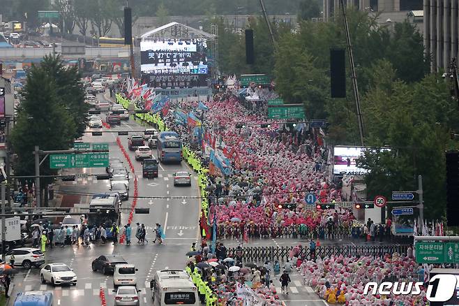 15일 서울 종로구 사직로 일대에서 열린 '윤석열 정권 퇴진 7.15 범국민대회'에서 참가자들이 후쿠시마 핵오염수 해양투기 반대, 윤석열 정권 퇴진 등을 촉구하고 있다. 2023.7.15/뉴스1