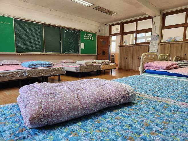 옛 교실은 어르신들의 휴식 및 물리치료 공간으로 활용되고 있다. 학교에서 사용하던 칠판과 집기가 그대로 남아있다. /윤상진 기자