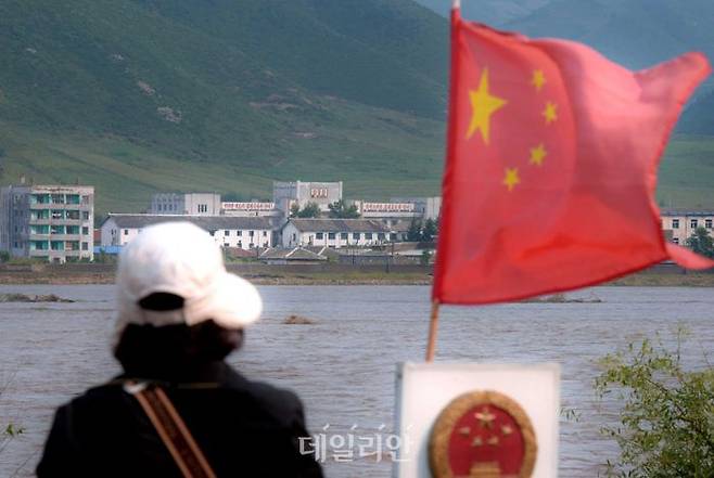 중국 지린성 투먼시 두만강나루터에서 중국인이 북한 지역을 바라보고 있다(자료사진). ⓒ뉴시스