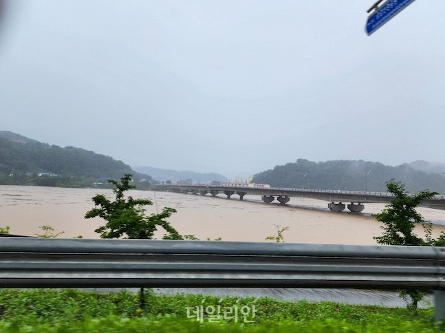 공주시 옥룡동 인근 다리가 집중호우로 아슬아슬하게 버티고 있다. 현재 공주시 인근 금강은 위험 수위까지 물이 차올라 주민들이 바짝 긴장하고 있다. ⓒ독자제보