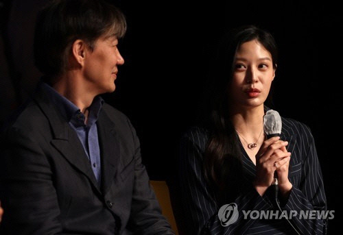 아버지 조국 전 법무부 장관의 옆에 선 조민. [연합뉴스]