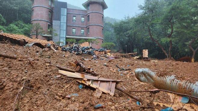 14일 오후 4시께 충남 논산시 양촌면 양지추모원에서 발생한 산사태 현장. 충남소방본부 제공