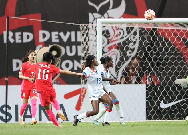 지난 8일 서울 마포구 상암월드컵경기장에서 열린 한국 여자축구 대표팀과 아이티 대표팀 평가전에서 장슬기가 역전골을 넣고 있다. 연합뉴스