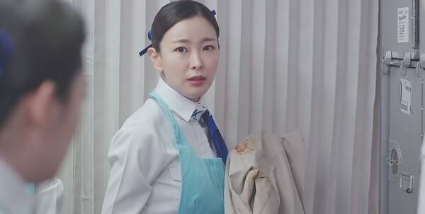 드라마 <킹더랜드>에서 승무원이 승객의 말을 잘못 알아듣고 옷을 버린 장면. 프로그램 갈무리