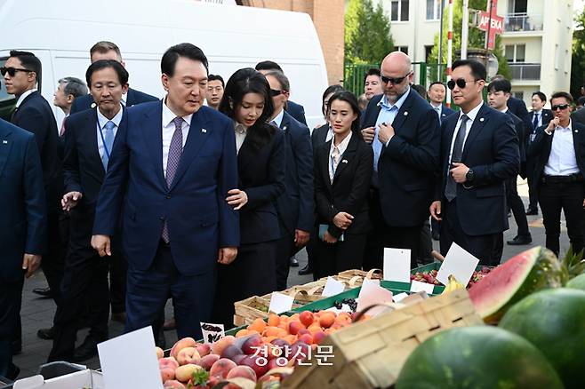 폴란드를 공식방문 중인 윤석열 대통령이 부인 김건희 여사와 함께 14일 바르샤바 시내에 있는 미로브스카 재래시장을 방문해 물건들을 살펴보고 있다. 대통령실제공
