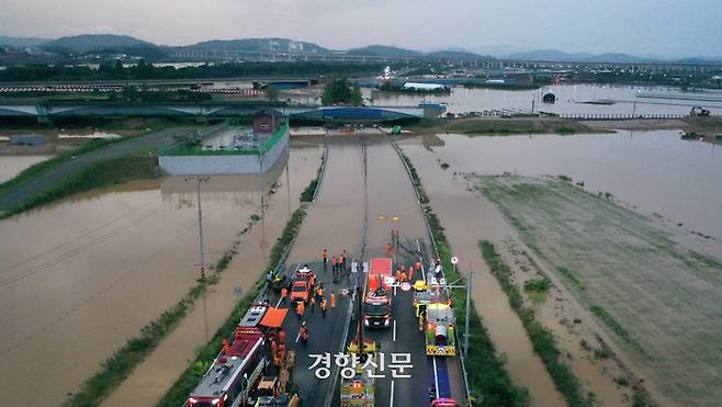 충북과 경북 등 중부지방을 중심으로 집중호우가 이어진 15일 충북 청주시 오송읍 궁평2지하차도가 침수돼 소방당국이 구조 작업을 이어가고 있다. 조태형 기자