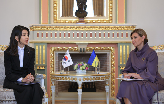 Korean first lady Kim Keon-hee, left, and Ukrainian first lady Olena Zelenska meet at the Mariinsky Palace in Kyiv Friday. [PRESIDENTIAL OFFICE]