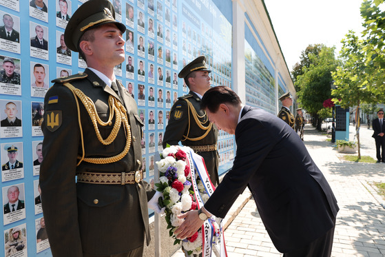 President Yoon Suk Yeol lays a wreath at the Wall of Remembrance of the Fallen for Ukraine in Kyiv Saturday. [PRESIDENTIAL OFFICE]