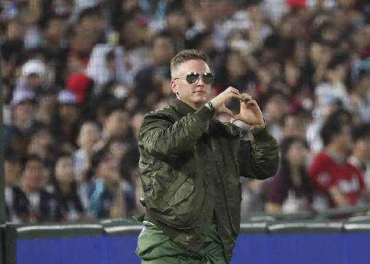 삼성의 데이비드 뷰캐넌이 15일 사직구장에서 열린 2023 KBO 올스타전에서 의장대 공연 때 미공군 항공 점퍼와 선글라스를 끼고 나와 손하트를 날리고 있다. 뉴시스