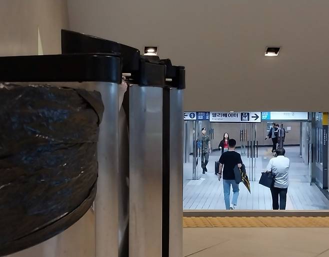 지하철 서울역과 연결된 인근 대형 빌딩 지하 출입구에 비치된 일회용 우산 비닐. 주소현 기자