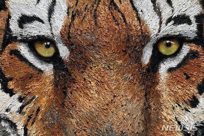 [서울=뉴시스] 박진희 기자 = ‘아트픽(Art Pick) 30’ 참여 작가 김남표 작품 부분 확대. 바늘과 이쑤시개로 한올 한올로 형상을 만들어내는가 하면, 손가락은 붓보다 더한 도구다. 나무를 만들고 호랑이의 위엄을 탄생시킨다. 그가 검은 인조모에 바늘을 세워 그린(스크래칭 기법) '검은 풍경화'는 눈을 의심케 할 정도로 극치의 미학을 전한다. 순간적 음영을 통해 이미지가 드러나는데, 손으로 슥 문지르면 끝장이다. 그의 그림의 모든 화두에 ‘즉(卽, instant)’이라는 개념을 선사하는 이유다. 2023.07.15. pak7130@newsis.com