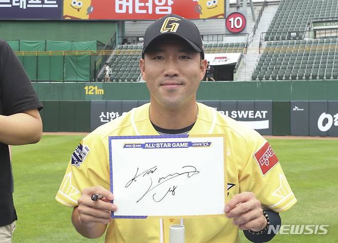 [부산=뉴시스] 김근수 기자 = 15일 오후 부산 동래구 사직야구장에서 열린 2023 KBO 올스타전 드림 올스타와 나눔 올스타의 경기에 앞서 열린 올스타 팬 사인회에서 드림올스타 전준우가 사인을 들어보이고 있다. 2023.07.15. ks@newsis.com