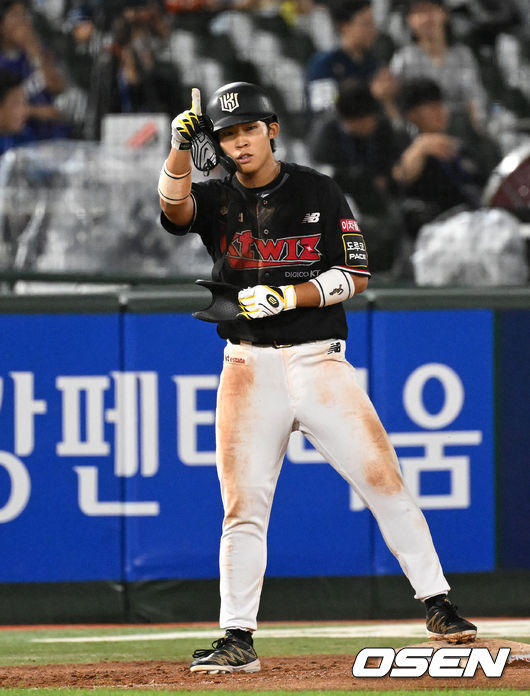 [OSEN=부산, 이대선 기자] 14일 오후 부산 사직야구장에서 2023 신한은행 SOL KBO 퓨처스 올스타전이 열렸다.7회초 1사에서 남부리그 올스타 김병준이 우월 3루타를 치고 환호하고 있다. 2023.07.14 /sunday@osen.co.kr