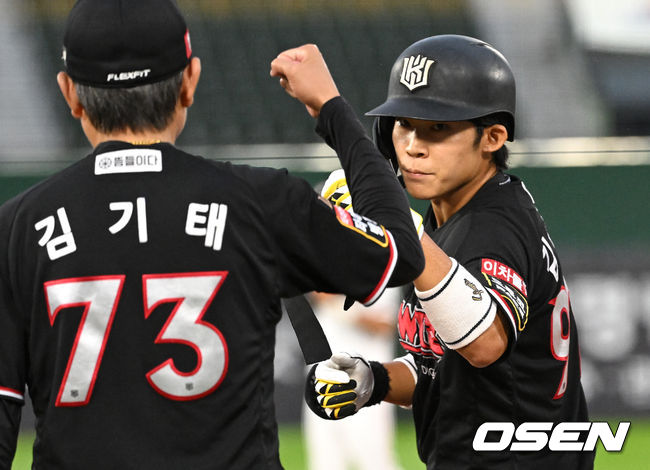 [OSEN=부산, 이대선 기자] 14일 오후 부산 사직야구장에서 2023 신한은행 SOL KBO 퓨처스 올스타전이 열렸다.3회초 1사에서 남부리그 올스타 김병준이 번트안타를 성공시키고 김기태 감독과 하이파이브를 하고 있다. 2023.07.14 /sunday@osen.co.kr