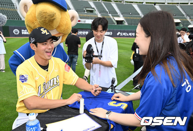 [OSEN=부산, 이대선 기자] 15일 오후 부산 사직야구장에서 2023 신한은행 SOL KBO 올스타전이 열렸다.삼성 구자욱이 팬에게 사인을 해주고 있다. 2023.07.15 /sunday@osen.co.kr