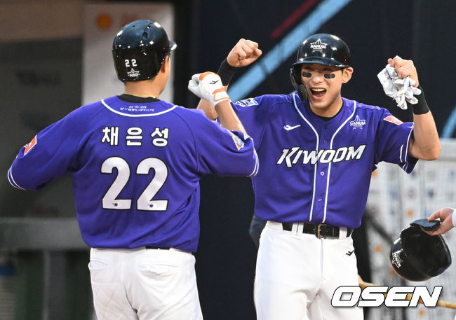 [OSEN=부산, 김성락 기자] 15일 오후 부산 사직야구장에서 ‘2023 신한은행 SOL KBO 올스타전’ 경기가 열렸다. 4회말 2사 만루 나눔 채은성이 만루 홈런을 날린 뒤 홈에서 이정후와 기쁨을 나누고 있다. 2023.07.15 /ksl0919@osen.co.kr