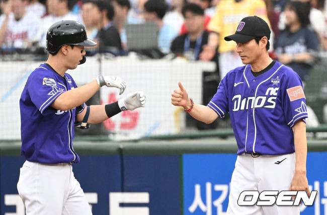 [OSEN=부산, 김성락 기자] 15일 오후 부산 사직야구장에서 ‘2023 신한은행 SOL KBO 올스타전’ 경기가 열렸다. 1회말 2사 드림팀 박건우가 안타를 날린 뒤 강인권 감독과 하이파이브를 하고 있다. 2023.07.15 /ksl0919@osen.co.kr