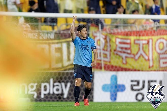 ▲ 광주FC가 대구FC와 1-1로 비겼다. 골을 넣은 주영재와 이근호(사진 위부터) ⓒ한국프로축구연맹