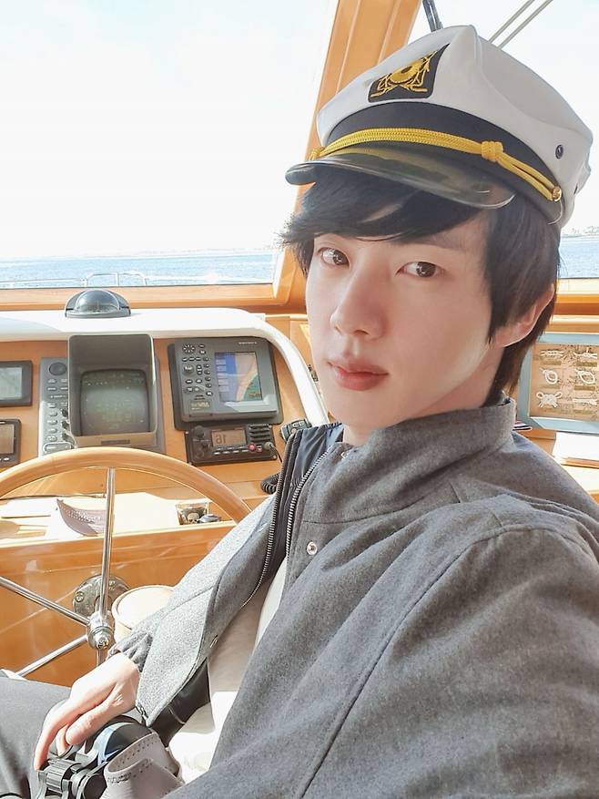 "미드에서 예쁜 입술로 언급된 멤버는?" 방탄소년단 진, '박하선의 씨네타운' 퀴즈로 등장