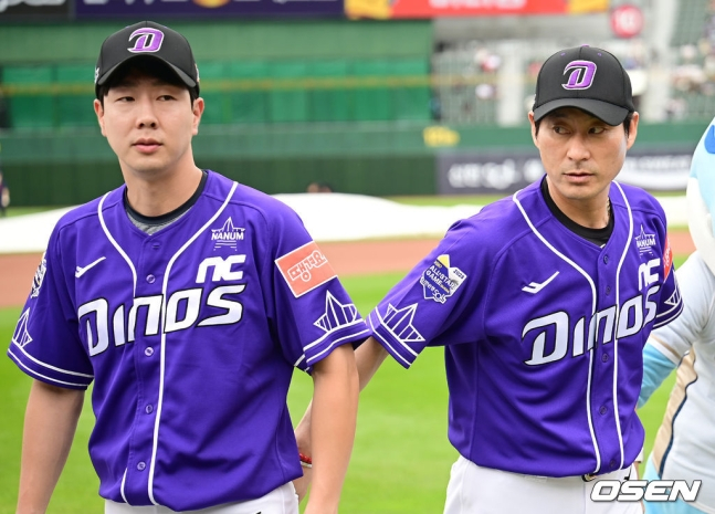 나눔 올스타 박건우가 15일 부산 사직야구장에서 열린 2023 KBO 올스타전에서 강인권 감독과 인사하고 있다.