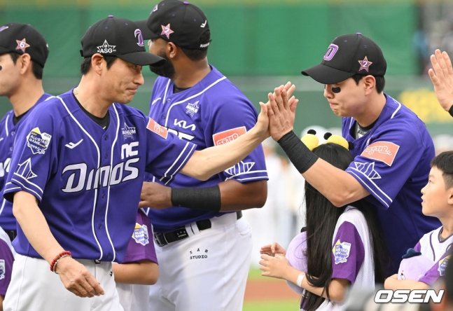 나눔 올스타 박건우가 15일 부산 사직야구장에서 열린 2023 KBO 올스타전에서 강인권 감독과 하이파이브를 하고 있다.