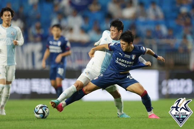 울산현대(흰색 유니폼)와 수원삼성의 경기. /사진=한국프로축구연맹 제공