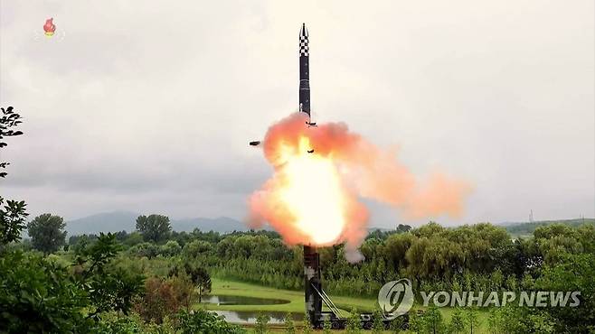 북한 중앙TV, ICBM '화성-18형' 시험발사 영상 공개 (서울=연합뉴스) 북한 조선중앙TV는 13일 김정은 국무위원장이 참석한 가운데 전날 발사한 신형 고체연료 대륙간탄도미사일(ICBM) 화성-18형의 시험발사 영상을 공개했다. [조선중앙TV 화면] 2023.7.13 
    [국내에서만 사용가능. 재배포 금지. For Use Only in the Republic of Korea. No Redistribution] nkphoto@yna.co.kr