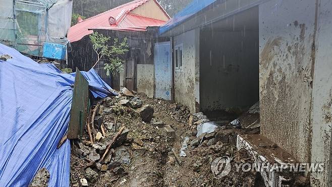 집중호우로 민가까지 덮친 토사 (부여=연합뉴스) 호우경보가 내려진 충남 부여 내산면 지티리에서 14일 오전 4시 59분께 산사태로 흘러내린 토사가 민가 1채를 덮쳤다. 주민은 미리 대피해 인명피해는 없었다. 사진은 토사가 덮친 민가. 2023.7.14 [독자 제공, 재판매 및 DB 금지] swan@yna.co.kr