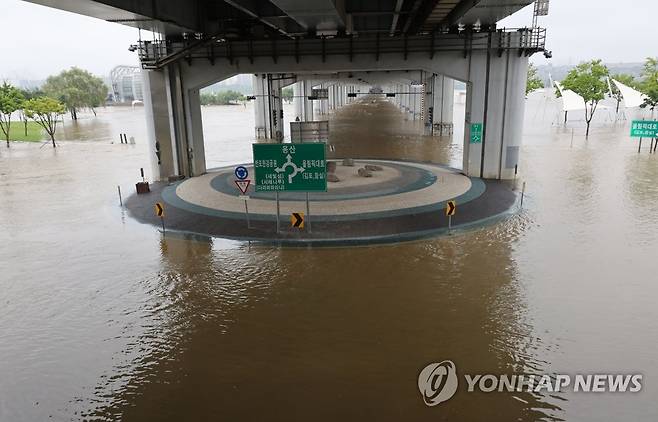 한강 수위 상승으로 통제되는 잠수교 (서울=연합뉴스) 김인철 기자 = 14일 오전 서울 잠수교가 장맛비로 인한 한강 수위 상승으로 전면 통제되고 있다. 2023.7.14 yatoya@yna.co.kr