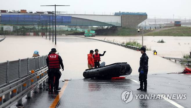 청주 오송 지하차도 침수 (청주=연합뉴스) 천경환 기자 = 많은 비가 내린 15일 충북 청주 흥덕구 오송읍 궁평제2지하차도가 침수돼 소방 당국과 경찰이 수색작업을 하고 있다. 2023.7.15 kw@yna.co.kr