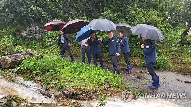 집중호우 피해 현장 점검하는 박정현 부여군수 (부여=연합뉴스) 박정현 충남 부여군수(왼쪽 세 번째)가 14일 집중호우가 내린 은산면 장벌리를 방문, 피해 현장을 점검하고 있다. 이날 새벽부터 폭우가 쏟아진 부여에서는 도로·교량 침수 9건, 주택 침수·파손 20건, 농경지·농업시설물 침수 21건 등의 피해가 발생했다. 2023.7.14 [부여군 제공. 재판매 및 DB 금지] sw21@yna.co.kr