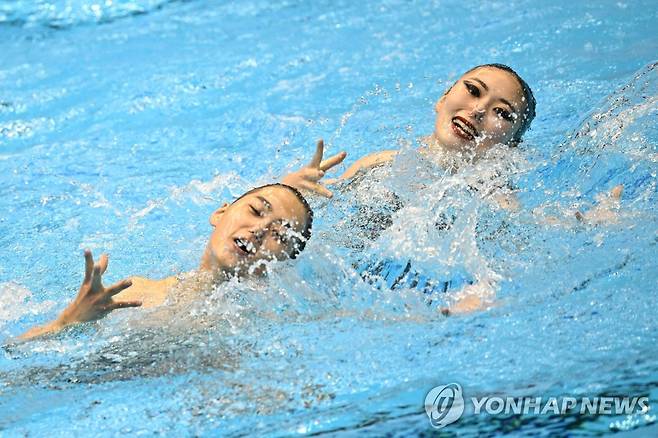 변재준-김지혜, 아티스틱 스위밍 혼성 듀엣 테크니컬 결승 진출 (후쿠오카 AFP=연합뉴스) 변재준-김지혜가 15일 일본 후쿠오카 마린 메세 후쿠오카홀에서 열린 2023 세계수영선수권대회 아티스틱 스위밍 혼성 듀엣 테크니컬 예선에서 연기를 펼치고 있다.