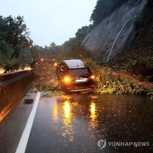 무너진 토사에 묻힌 차량 [연합뉴스 자료사진]