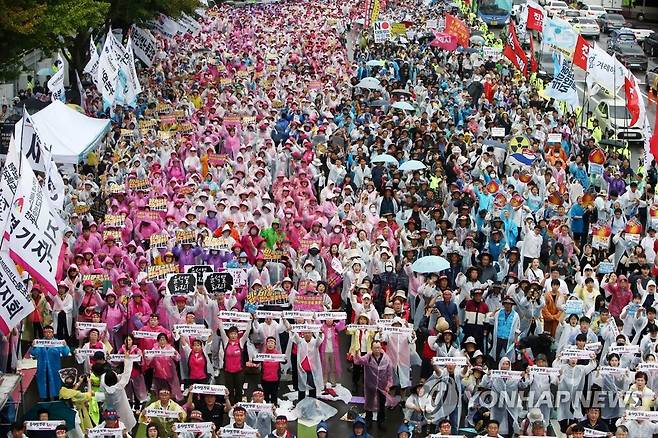 경복궁역 인근 가득 메운 집회 참가자들 (서울=연합뉴스) 김도훈 기자 = 15일 오후 서울 종로구 경복궁역 인근에서 열린 윤석열 정권 퇴진 7·15 범국민대회에서 참가자들이 구호를 외치고 있다. 2023.7.15 [공동취재] superdoo82@yna.co.kr