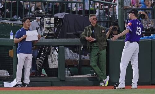 영화 '탑건' 톰 크루즈 옷을 입은 데이비드 뷰캐넌(가운데) [KBO 제공. 재판매 및 DB 금지]