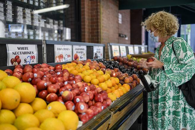미국 뉴욕 시민이 슈퍼마켓에서 장을 보고 있는 모습.(사진=AFP)